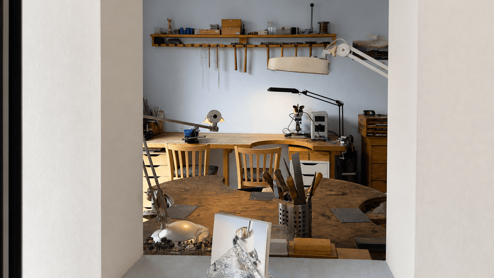 Innenansicht der Schmuckwerkstatt Mondstein mit Galerie und Vitrinen