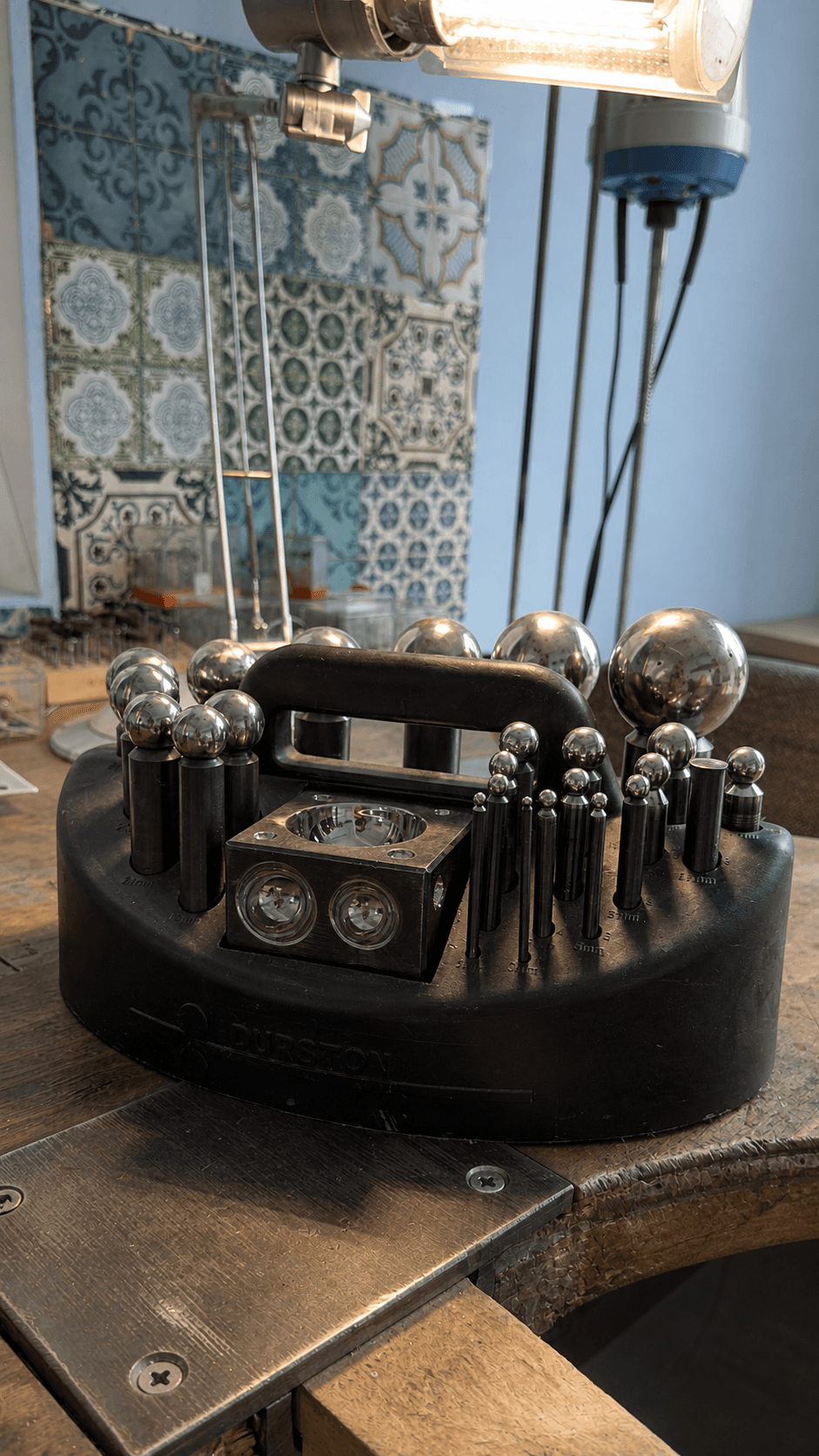 Goldschmiedewerkbank mit Ringen, Mondstein, Hammer und feinen Werkzeugen
