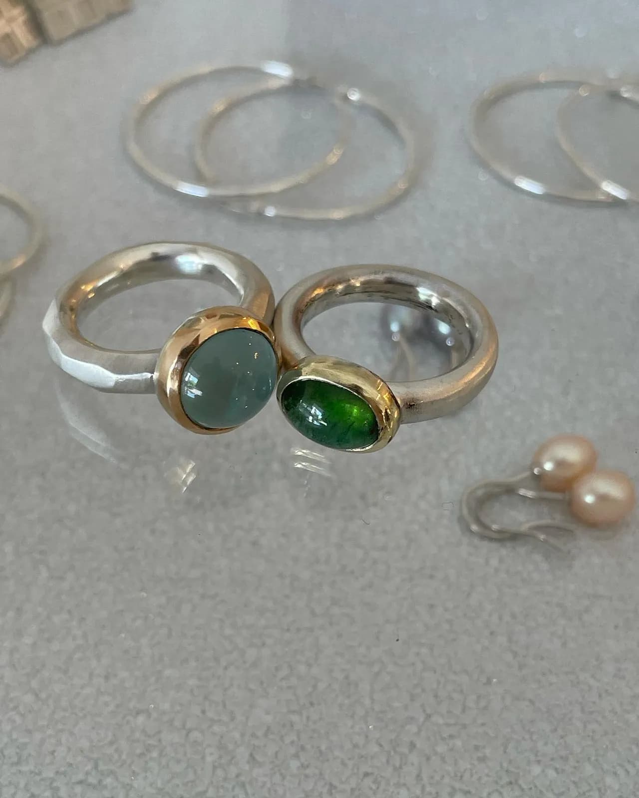 Handgefertigte Ringe mit grünen Steinen und Perle