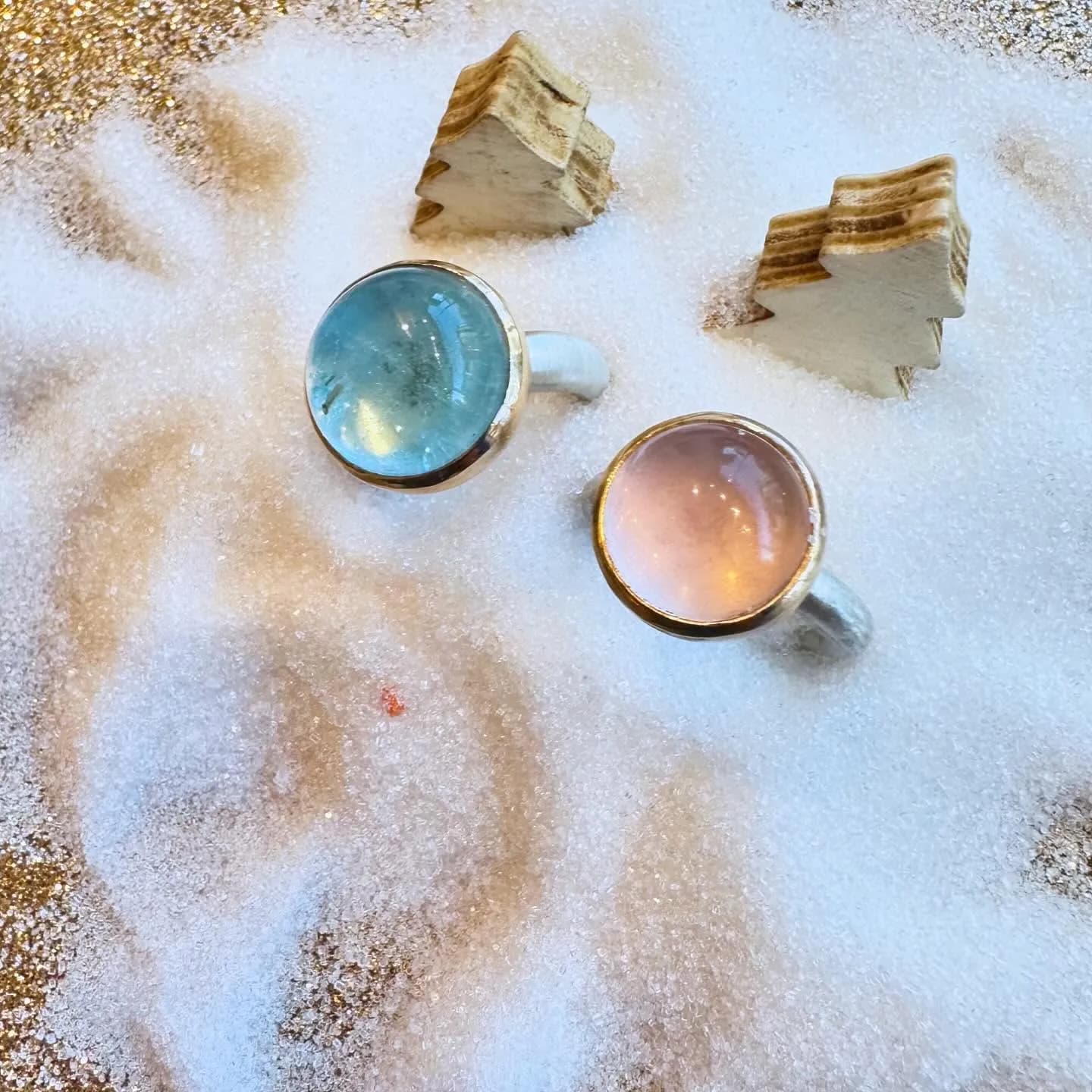 Goldring mit blauem und rosafarbenem Edelstein